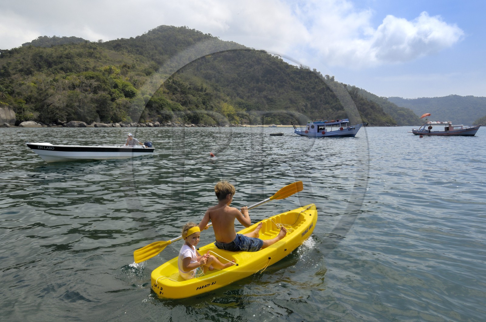 Brésil, Etat de Rio de Janeiro, Paraty, Ile Catimbau, Thomas campeurs dans un kayak avec sa jeune sœur