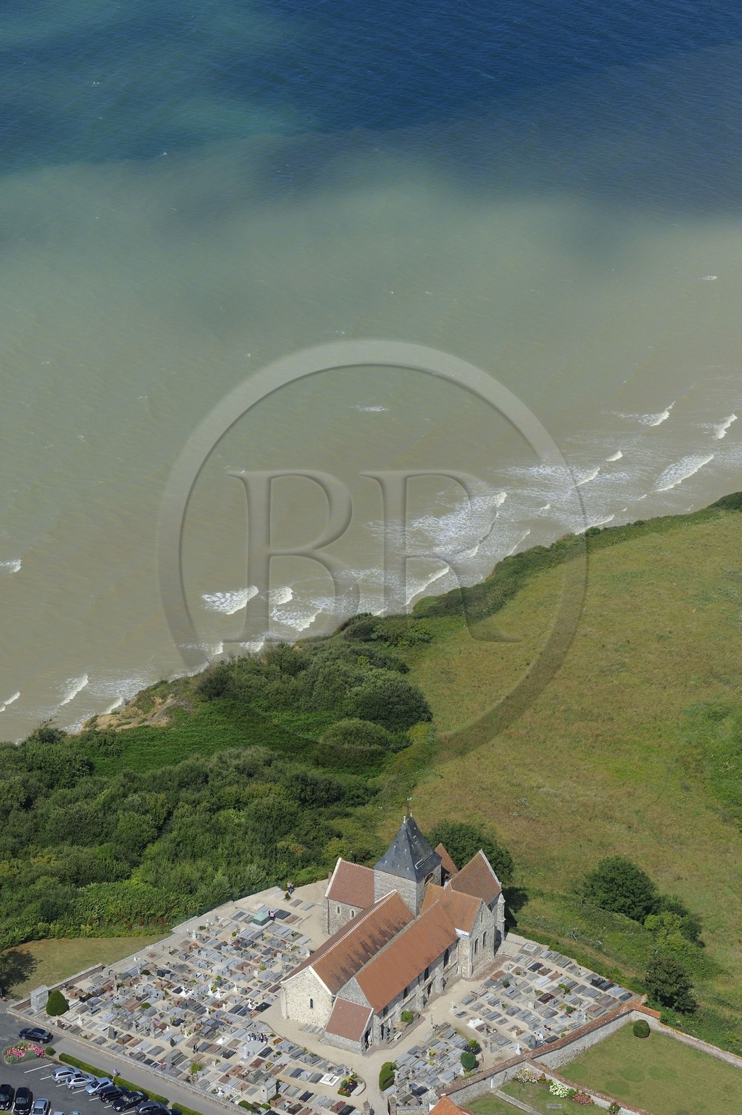 France, Seine-Maritime (76), Pays de Caux, l'église de Varengeville-sur-Mer et son cimetière marin surplombant les falaises de la Côte d'Albatre (vue aérienne)