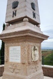 Italie, province de Verone, Arcole, la bataille du Pont d'Arcole s'est déroulée du 15 au 17 novembre 1796 lors de la première campagne d’Italie et a vu la victoire de Napoléon Bonaparte, l'obélisque érigé en 1810 sur la rive droite de l'Alpone