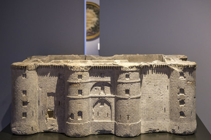 France, Paris (75), quartier du Marais, Musée Carnavalet, maquette de l'ancienne prison de la Bastille taillée dans une des pierres de la forteresse et fabriquée en 83 exemplaires
