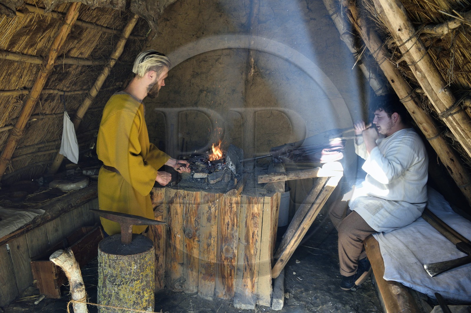 France, Calvados (14), Hérouville-Saint-Clair, Domaine de Beauregard, le parc historique Ornavik, reconstitution d'un campement viking de l'an 1000, espace composé de tentes que les vikings emmenaient avec eux en expédition, le forgeron