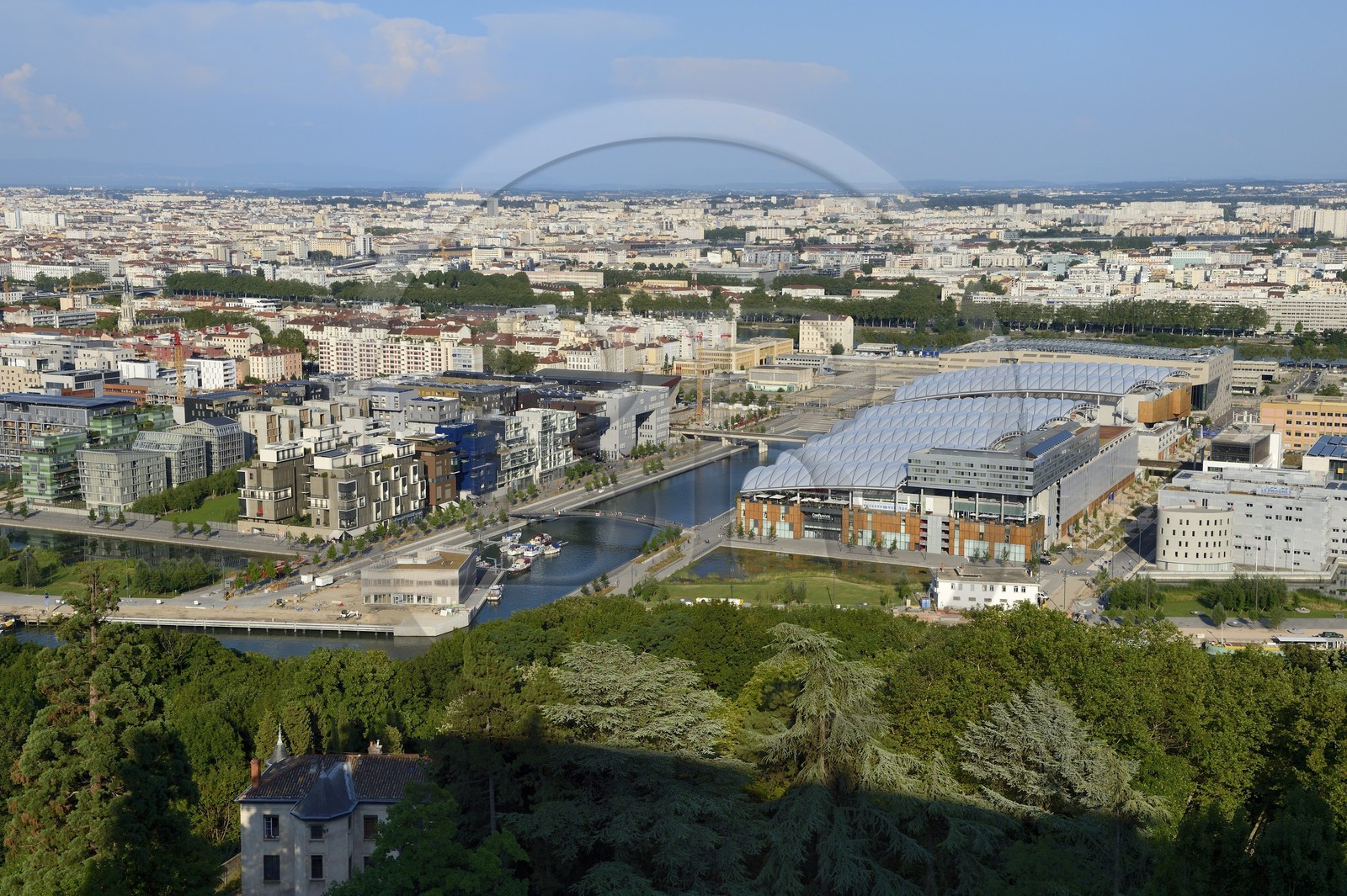 France, Rhône (69), Lyon, nouveau quartier de La Confluence au sud de la Presqu'île, immeubles d'habitation à gauche, bassin nautique relié à la Saône et le centre commercial de Confluence à droite