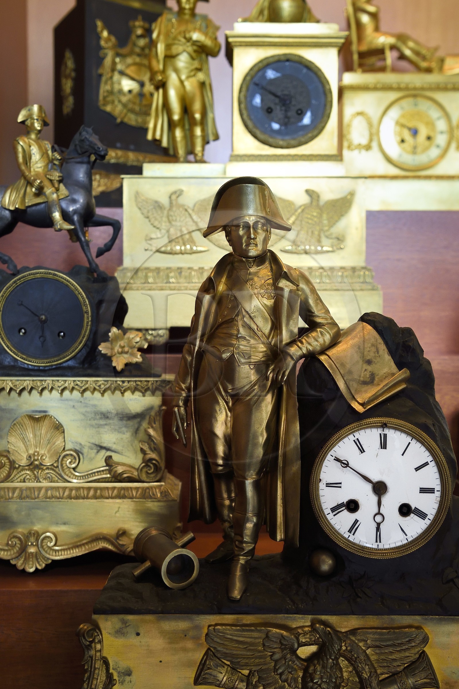 France, Charente-Maritime (17), Ile d'Aix, le bourg, le musée napoléonien, pendules anciennes représentant Bonaparte arrêtées à 17 h 49, heure de la mort de l'Empereur le 5 mai 1821 à Longwood