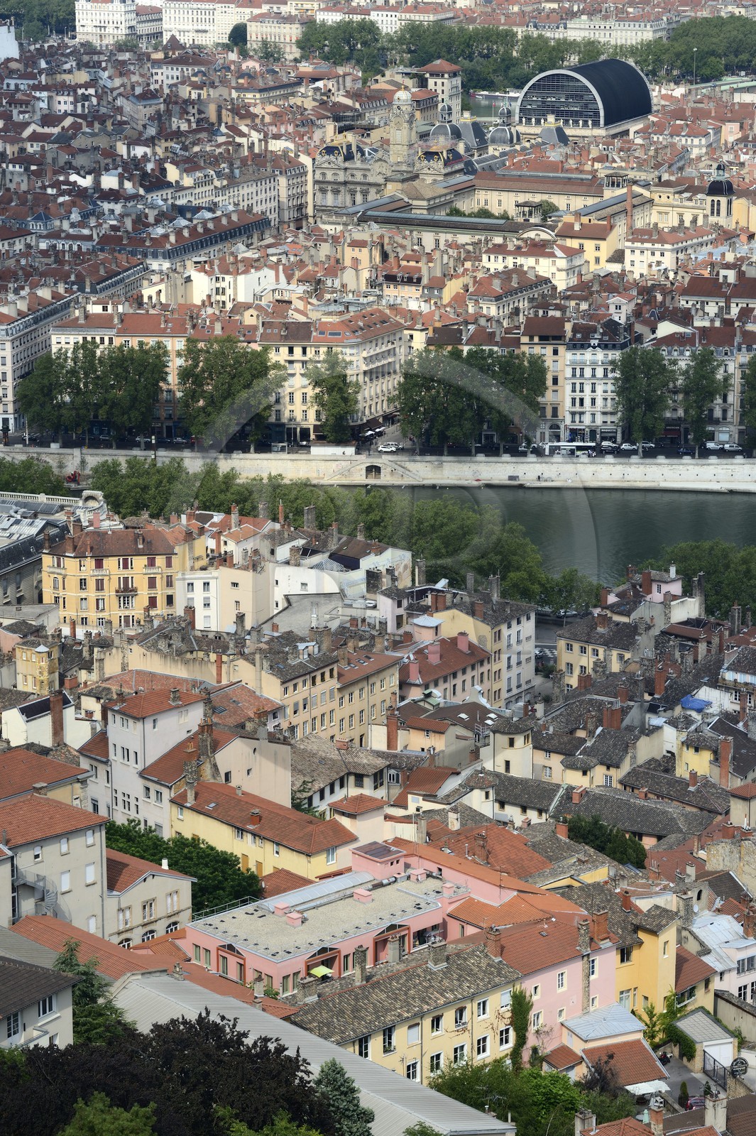 France, Rhône (69), Lyon, site historique classé Patrimoine Mondial de l'UNESCO, le Vieux Lyon en premier plan, la Saône, l'Hôtel de Ville sur la Place des Terreaux et toit noir moderne de l'Opera en arrière plan