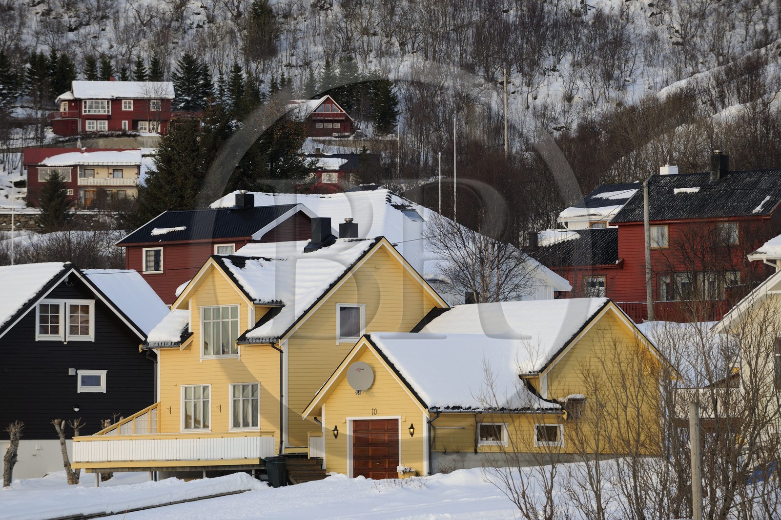 Norvège, Nordland, iles des Westeralen, maisons en bois dans le village de Myre