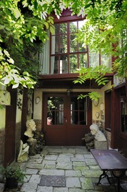 France, Paris (75), la Cité des Fusains au numéro 22 de la rue Tourlaque où le peintre Auguste Renoir eut un atelier