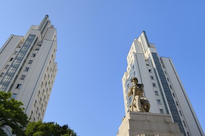 France, Rhône (69), Villeurbanne, ensemble architectural des gratte-ciel construit de 1927 à 1934, le Répit de l’agriculteur œuvre de Jules Pendariès et la perspective des Gratte-ciel