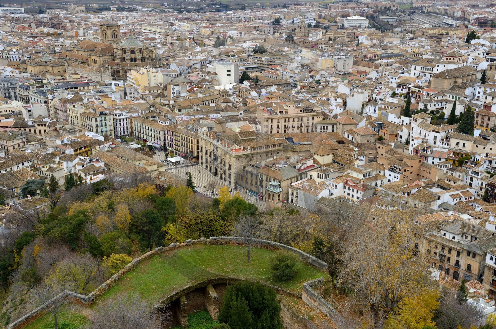 Espagne, Andalousie, Grenade, vue sur l'ancien quartier arabe de l' Albayzin classé Patrimoine Mondial de l'UNESCO à droite, la plaza Nueva et la cathédrale à gauche, remparts de l'Alhambra au premier plan