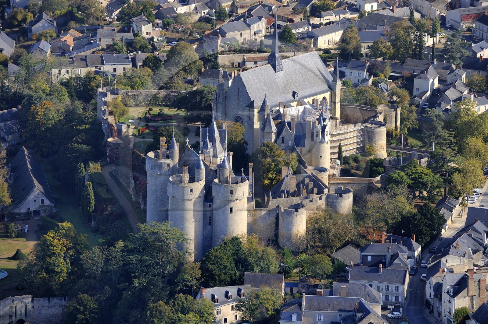 France, Maine-et-Loire (49), le château de Montreuil-Bellay (vue aérienne)