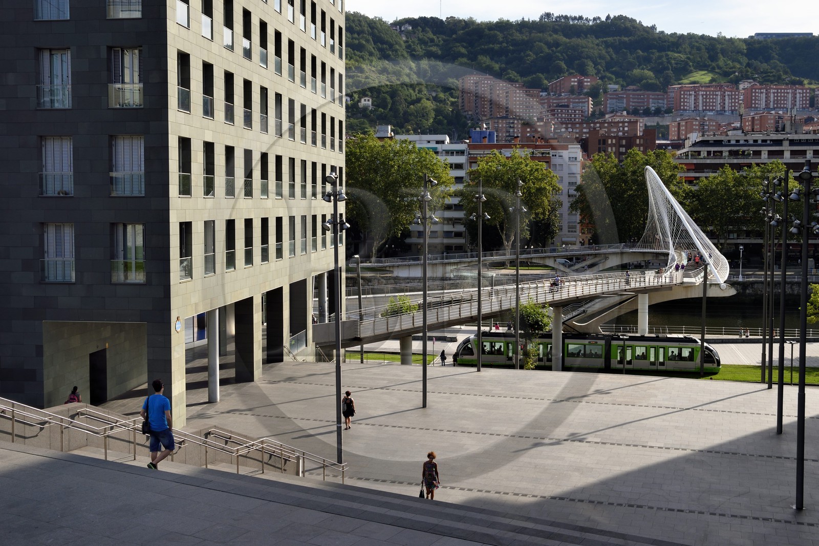 Espagne, Pays basque espagnol, Biscaye, Bilbao, passerelle suspendue Zubizuri dessinée par l'architecte Santiago Calatrava sur le Ria de Bilbao et la nouvelle voie d'accès des tours d'Isozaki Atea au pont conçue par l'architecte Arata Isozaki