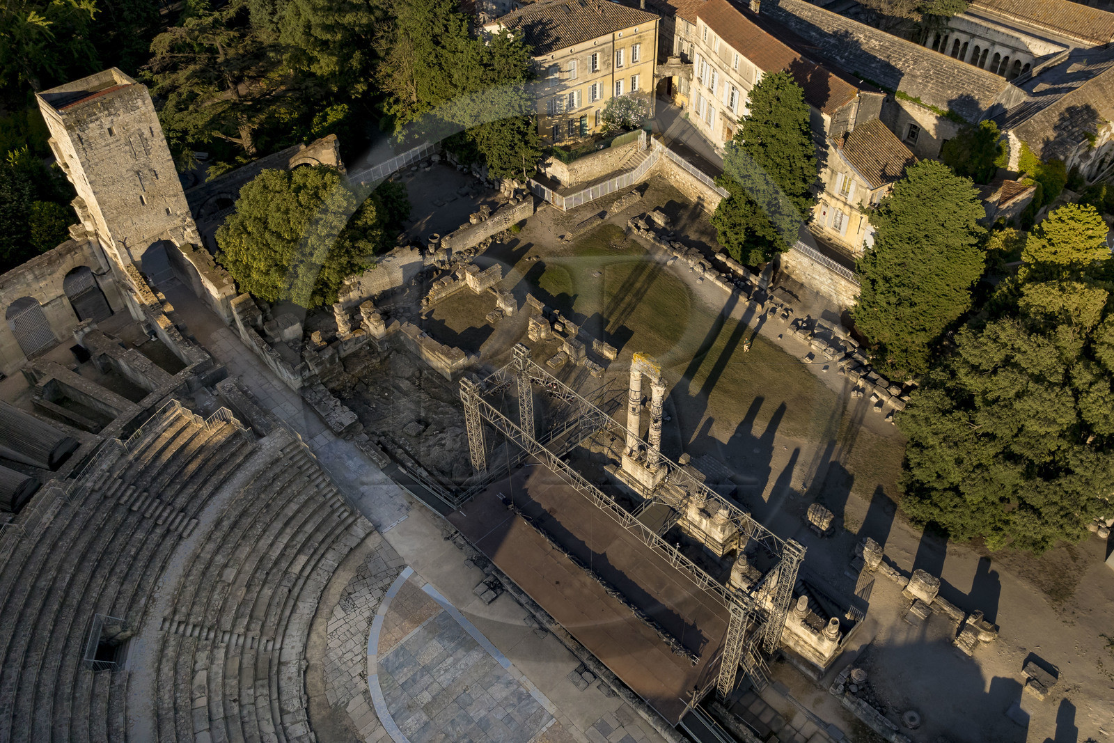 France, Bouches-du-Rhône (13), Arles, le théâtre antique du Ier siècle av. J.-C. classé Patrimoine Mondial de l'UNESCO (vue aérienne)