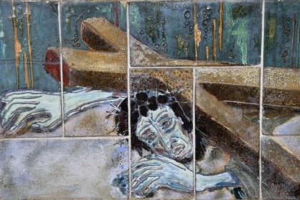 France, Var (83), Dracénie, Ampus, Chemin de Croix à l'emplacement de l'ancien château fort créé par l'abbé Adonis Volpato avec le céramiste Geoff Hindry, station IX Jesus tombe pour la troisième fois