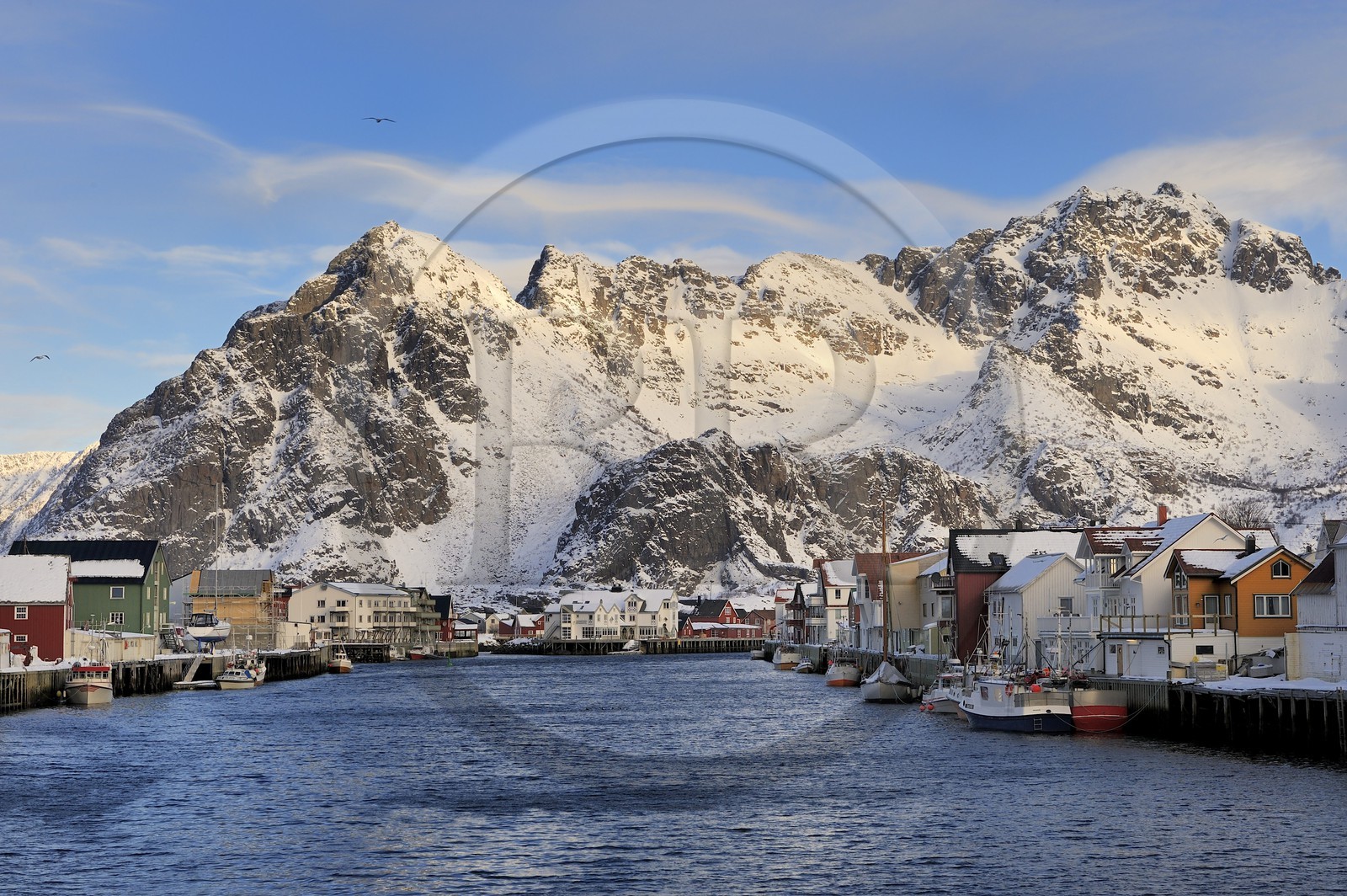 Norvège, Nordland, Iles Lofoten, le port de pêche (petite Venise) de Henningsvaer sur l'Ile de Vagan