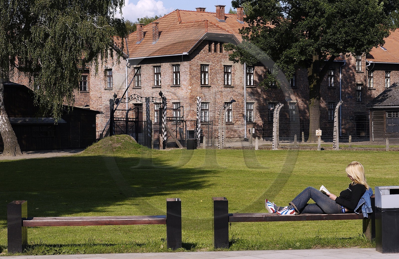Pologne, région de la Petite-Pologne, environs de Cracovie, village d' Oswiecim, Camp allemand nazi de concentration et d'extermination d'Auschwitz( 1940-1945), classé Patrimoine Mondial de l'UNESCO, l'entrée du camp avec la maxime Arbeit macht frei (le travail rend libre)