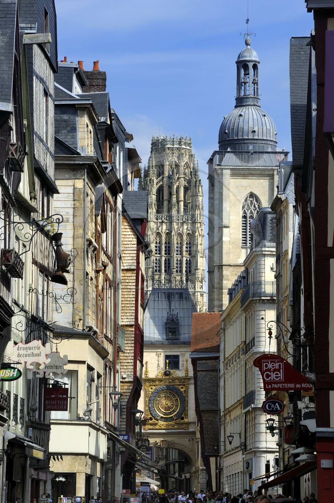 France, Seine-Maritime (76), Rouen, rue du Gros Horloge dans le centre historique