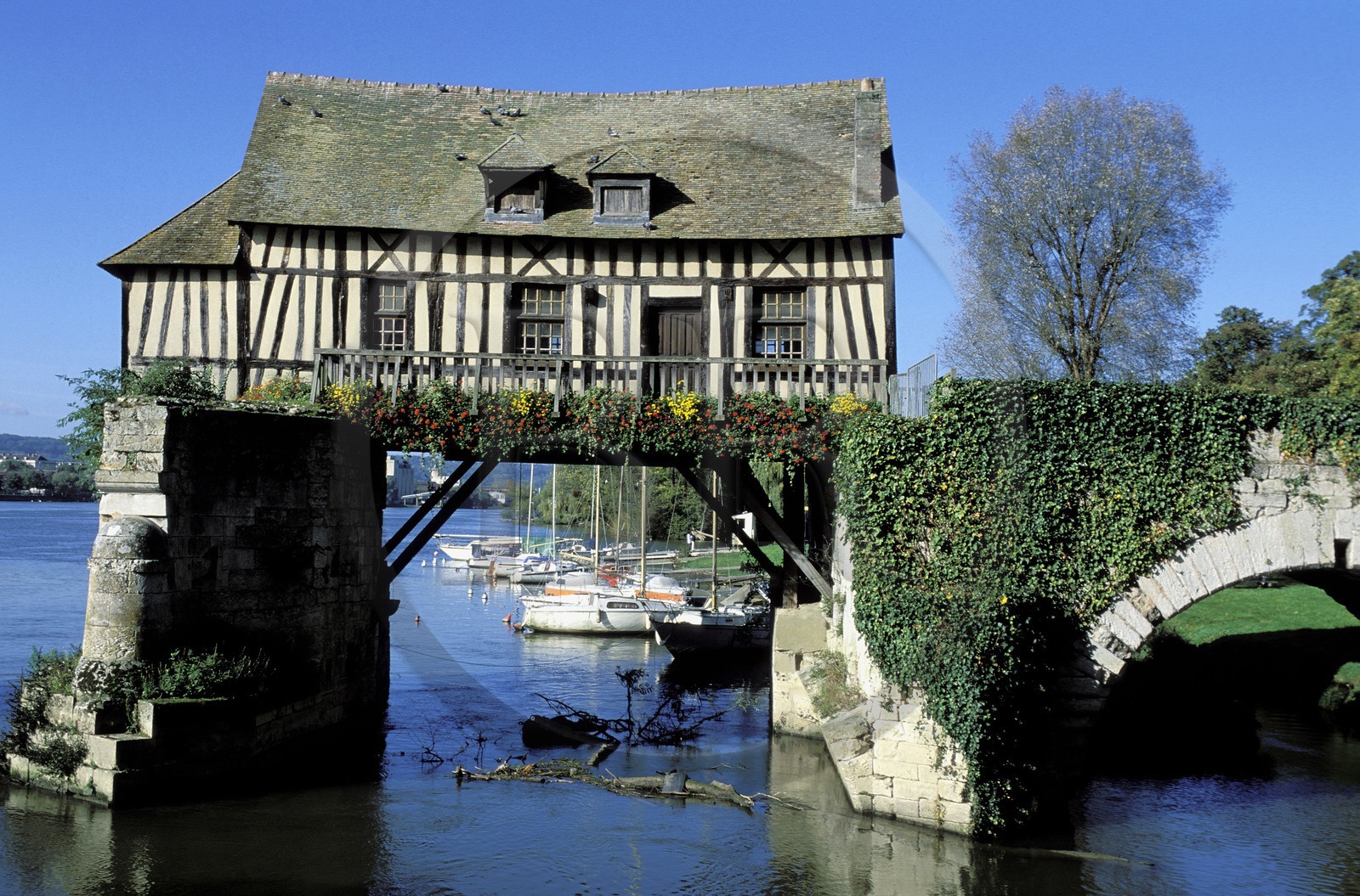 France, Eure (27), Vernon, le vieux moulin sur l'ancien pont sur la Seine