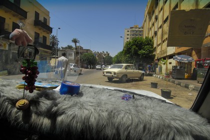 Egypte, Haute Egypte, Nubie, vallée du Nil, Assouan, la ville vue d'un taxi