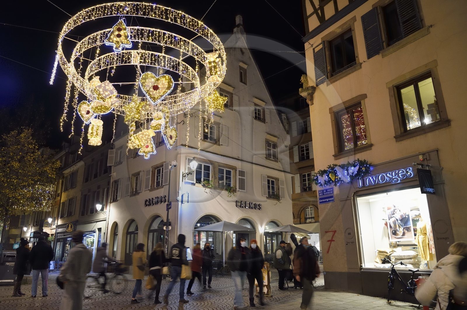 France, Bas-Rhin (67), Strasbourg, vieille ville classée au Patrimoine Mondial de l’UNESCO, luminaire de Noël accroché à l'angle de Grand Rue et de rue du Fossé des Tanneurs