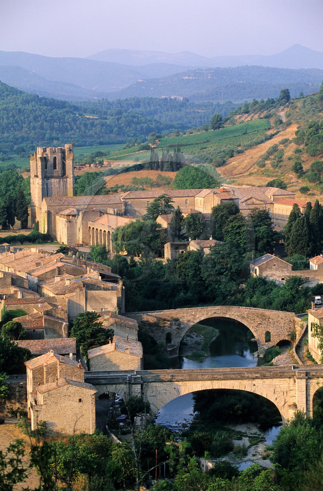 France, Aude (11), village de Lagrasse, labellisé Les Plus Beaux Villages de France, ponts sur l' Orbieu et abbaye Sainte-Marie de Lagrasse au fond