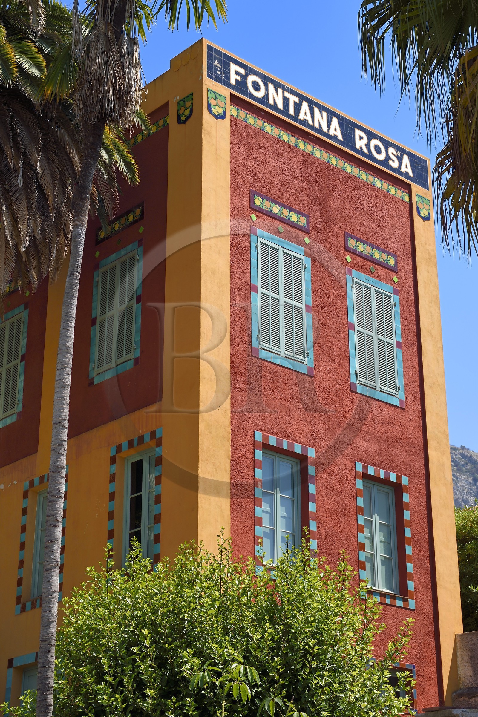 France, Alpes-Maritimes (06), Menton, Jardin Fontana Rosa, villa surélevée ornée de céramiques, qui comprend la bibliothèque et le cinéma personnels de l'écrivain