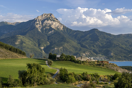 France, Hautes Alpes (05), Savines-le-Lac, ferme au dessus du lac de Serre-Ponçon et le sommet du Pic de Morgon (2324 m) en arrière-plan