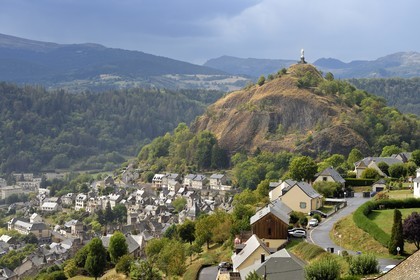France, Cantal (15), Parc naturel régional des volcans d'Auvergne, étape sur le chemin de Saint-Jacques de Compostelle par la Via Arverna, Murat et le rocher de Bonnevie