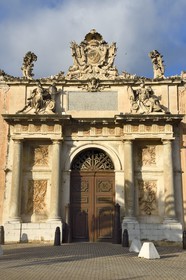 France, Var (83), Toulon, la base navale (Arsenal), la porte de l'Arsenal construite en 1738 et déplacée pour devenir l'entrée du musée national de la marine
