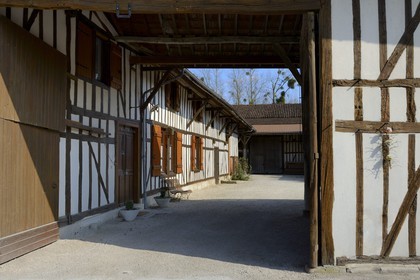 France, Marne (51), village de Saint-Amand-sur-Fion, cour intérieurs d'une ferme à pan de bois rue du Pont de l'Eglise
