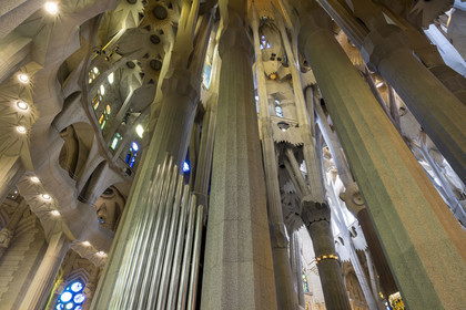 Espagne, Catalogne, Barcelone, quartier de l'Eixample, basilique de la Sagrada Familia de l'architecte du modernisme catalan Antoni Gaudi classée Patrimoine Mondial de l'UNESCO, l'orgue dans le déambulatoire