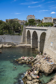 France, Bouches-du-Rhône (13), Marseille, quartier d'Endoume, anse de la Fausse-monnaie, pont de la Corniche du Président John Fitzgerald Kennedy piétonne un dimanche par mois au premier plan