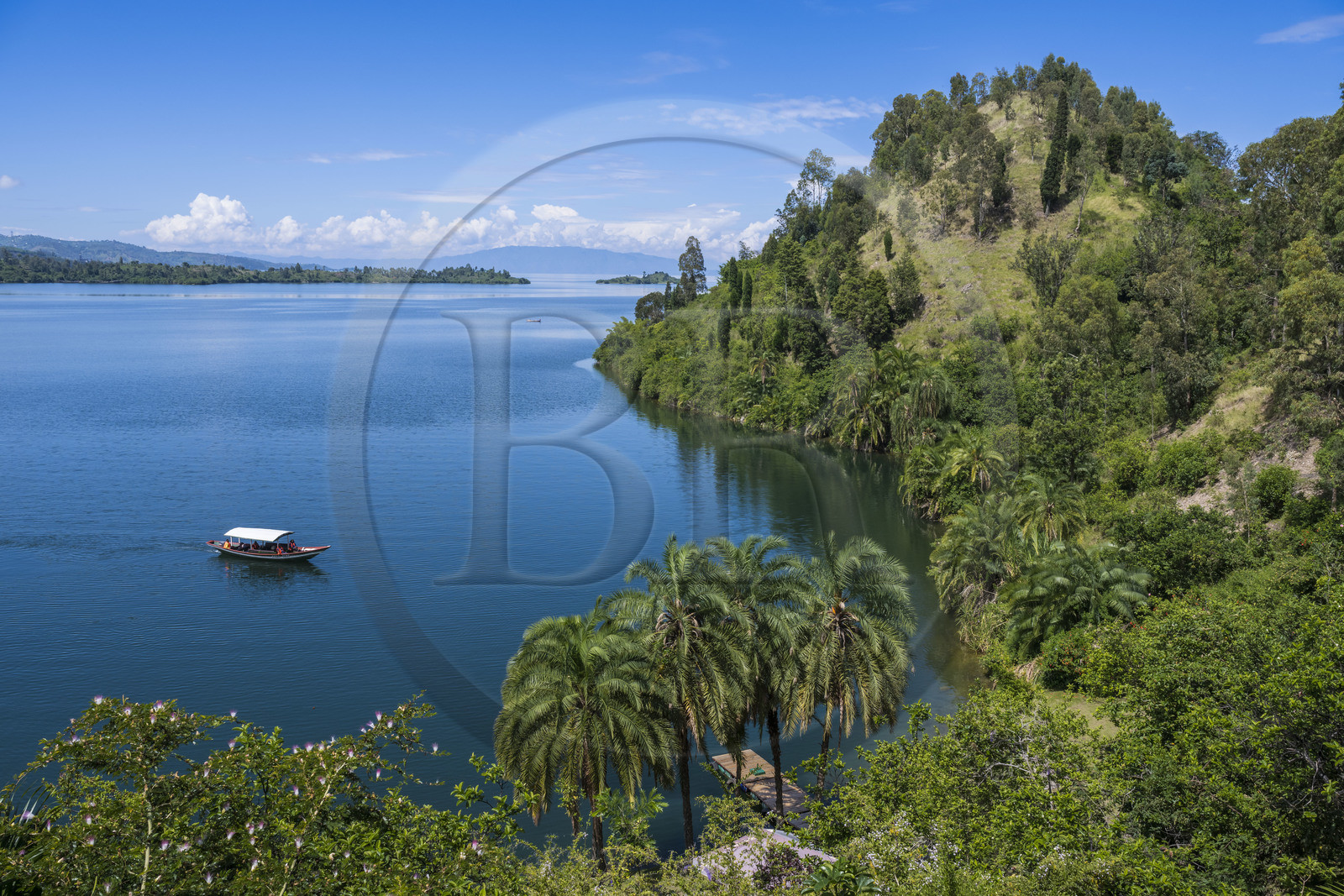 Rwanda, Province de l’Ouest, Karongi (anciennement nommée Kibuye), bateau longeant les rives du lac Kivu
