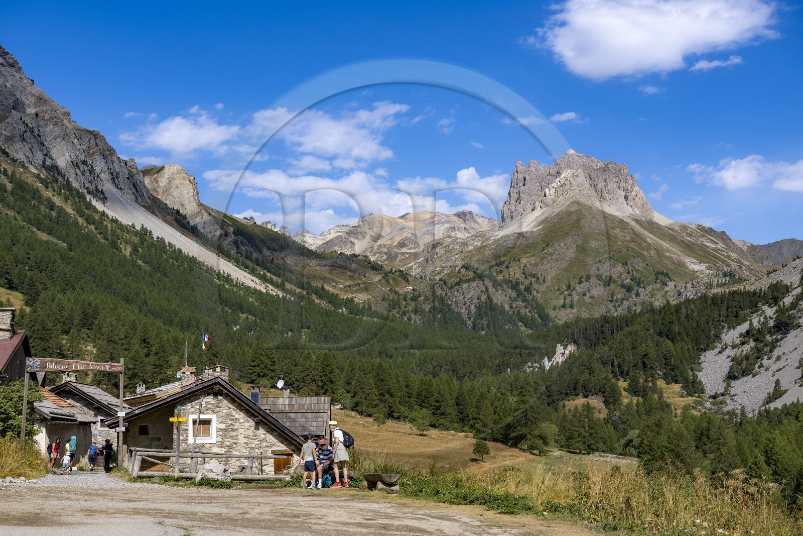 France, Hautes Alpes (05), Névache, refuge des Rois Mages (Re Magi) dans la Vallée Étroite à la frontière italienne, le Mont Thabor et le Grand Séru (à droite) en arrière plan