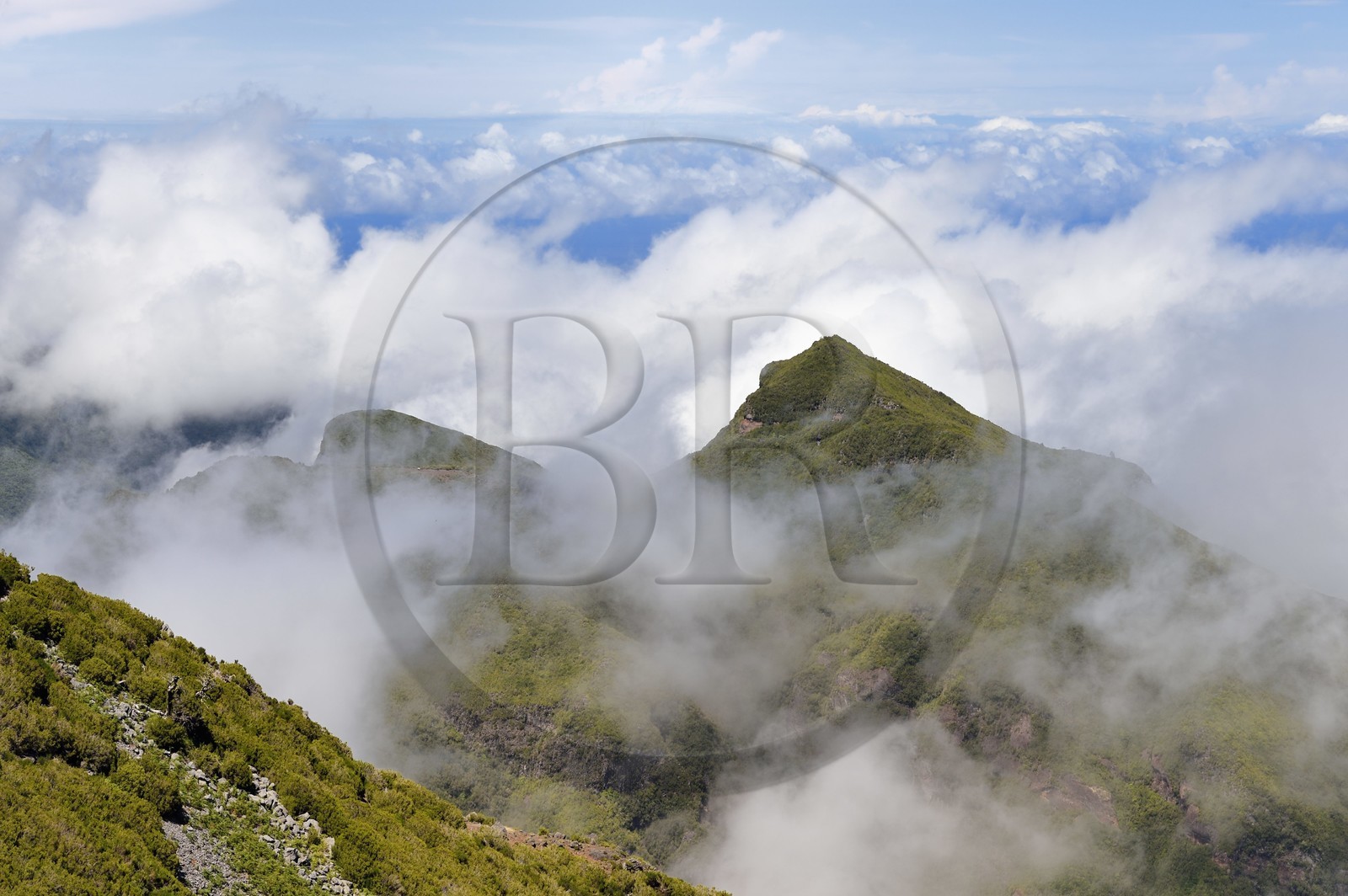 Portugal, Ile de Madère, randonnée sur le Vereda do Areeiro entre les monts Pico Ruivo (1862m) et Pico Arieiro (1817m), la chaine de montagnes centrale vers Achada do Teixeira surplombe l'Océan Atlantique