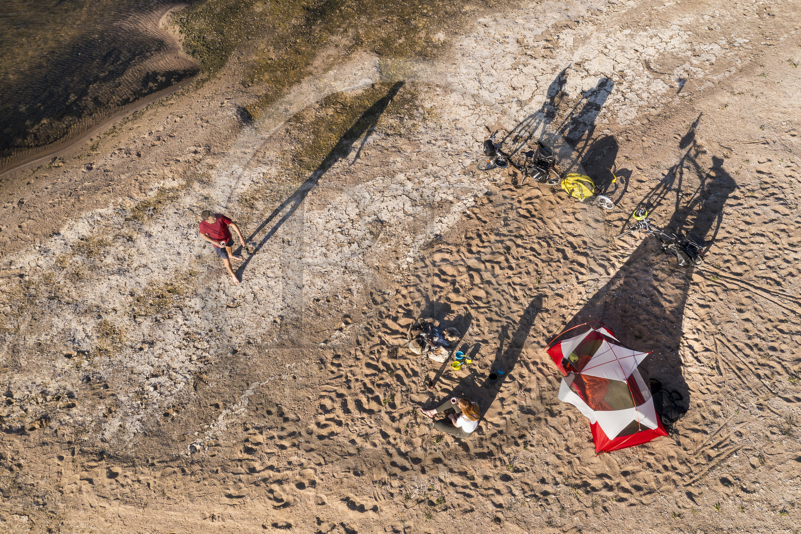 France, Maine-et-Loire (49), vallée de la Loire classée au Patrimoine Mondial par l'UNESCO, randonnée à bicyclette le long des berges de la Loire, campement pour la nuit sur un des bancs de sable formant des îles sur la Loire (vue aérienne)