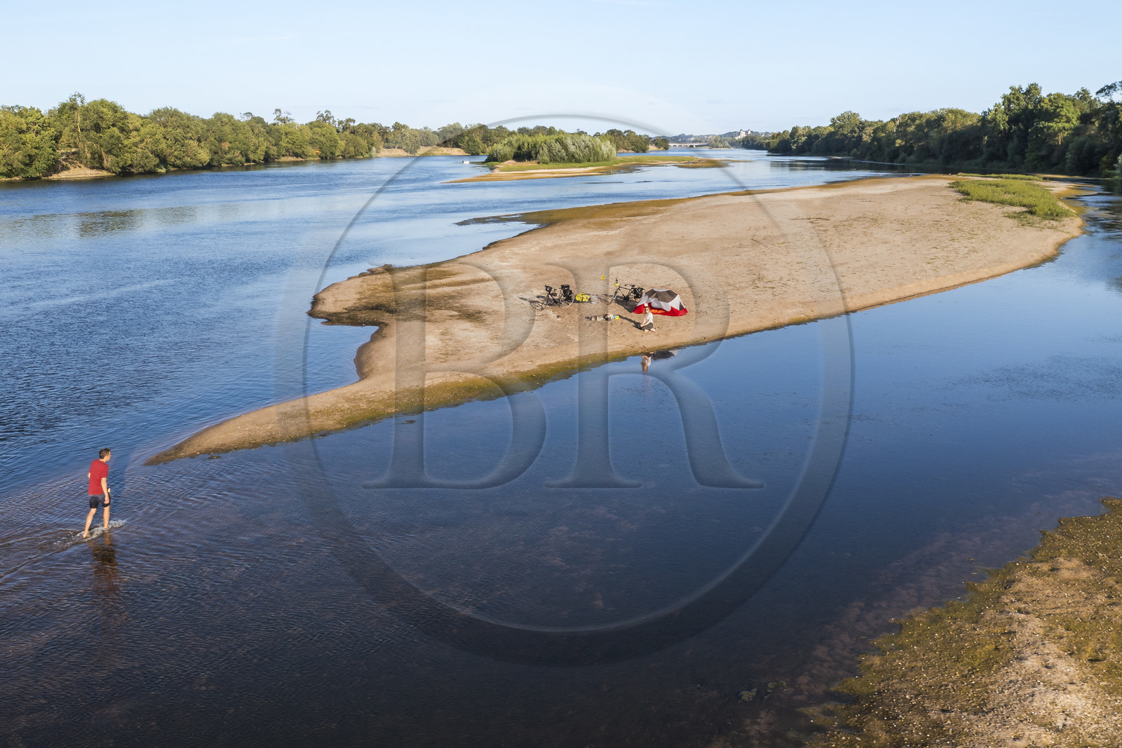 France, Maine-et-Loire (49), vallée de la Loire classée au Patrimoine Mondial par l'UNESCO, randonnée à bicyclette le long des berges de la Loire, campement pour la nuit sur un des bancs de sable formant des îles sur la Loire (vue aérienne)