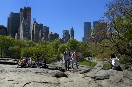 Etats-Unis, New York, Manhattan, Central Park, les rochers près du Pond, les immeubles de Midtown et le Time Warner Center (sur la droite) en arrière plan