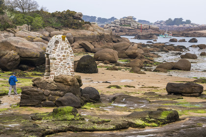 France, Cotes-d'Armor, Cote de Granit Rose, Perros-Guirec, Ploumanac'h, Saint-Guirec oratory on Saint-Guirec beach at low tide