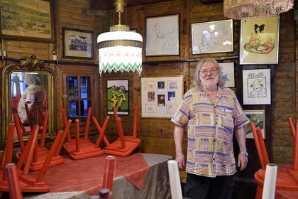 France, Bas Rhin, Strasbourg, old town listed as World Heritage by UNESCO, Roger Siffer, regionalist singer, humorist, comedian and radio man, in the restaurant of the theater La choucrouterie he has been directing since 1984