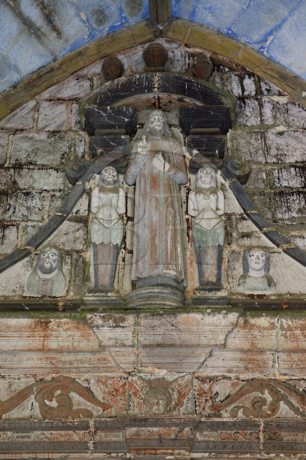 France, Finistère (29), Guimiliau, statues sous le porche méridional de l'église dans l'enclos paroissial