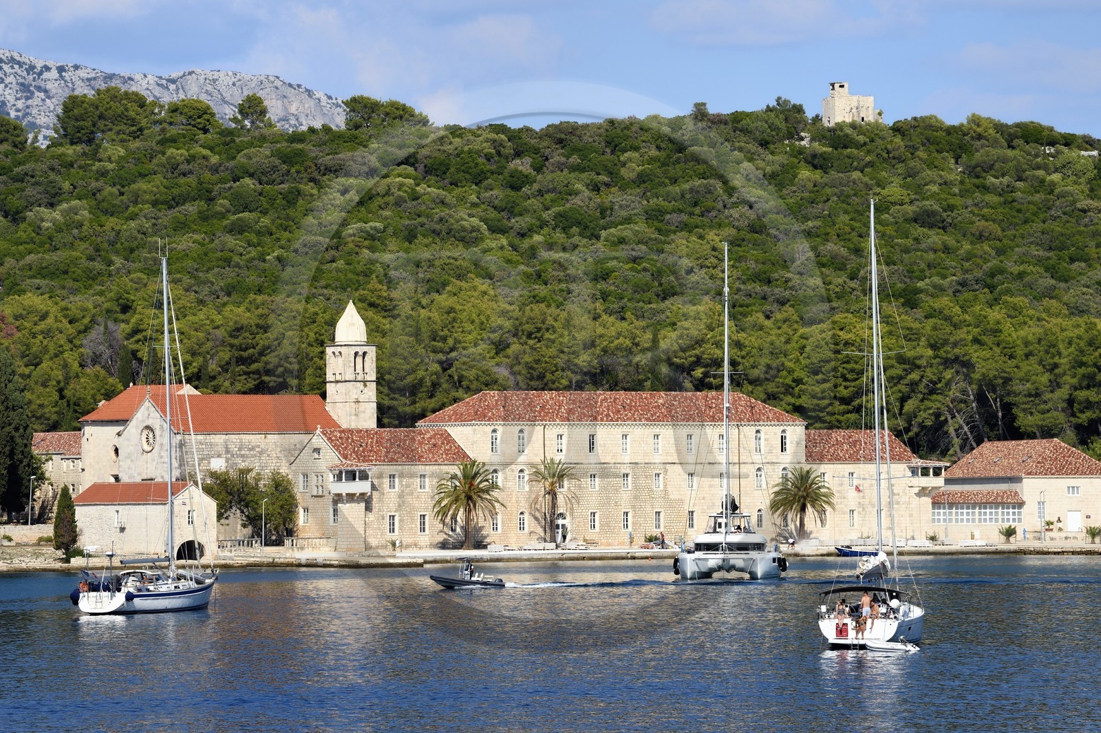 Croatie, Dalmatie, cote dalmate, monastère franciscain sur l'Ile de Badija situé dans la partie orientale du canal de Peljesac en face de l'Ile de Korcula