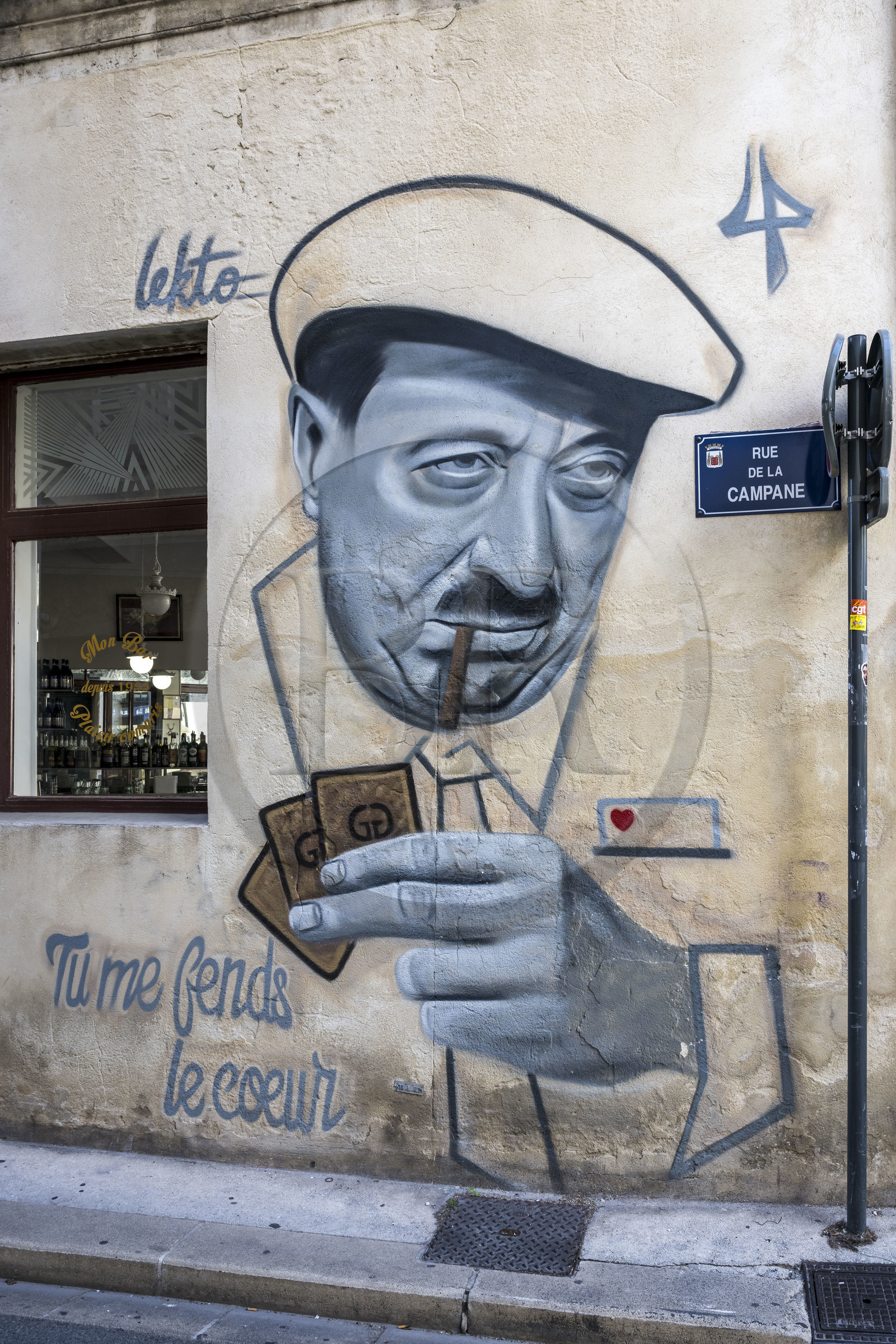 France, Vaucluse (84), Avignon, sur un mur de Mon Bar rue de la Campane, un portrait de Raimu lors de la partie de cartes du film Marius de Marcel Pagnol par l'artiste graffeur Lekto