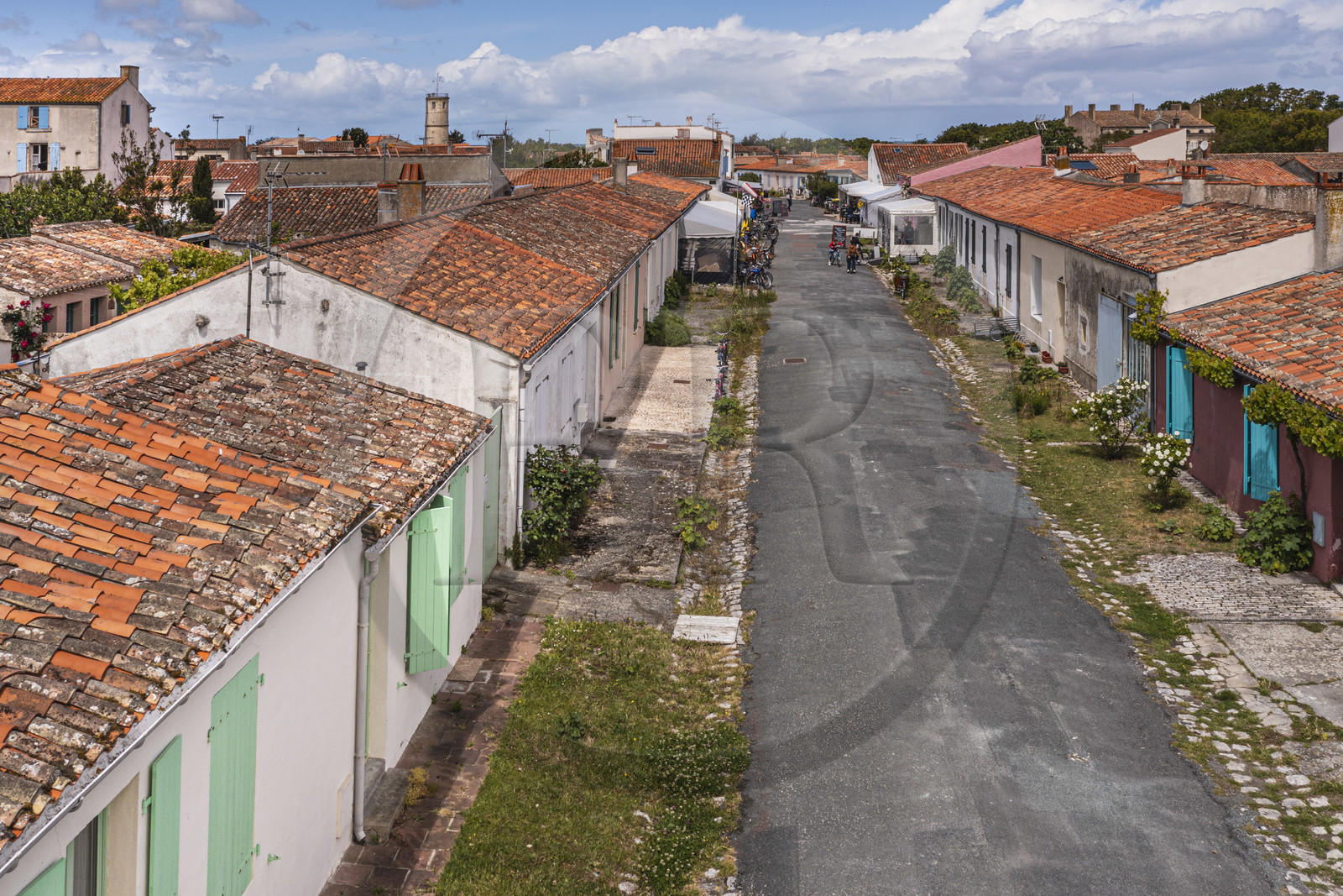 France, Charente-Maritime (17), Ile d'Aix, le bourg, anciennes maisons de pêcheurs dans la rue Marengo (vue aérienne)