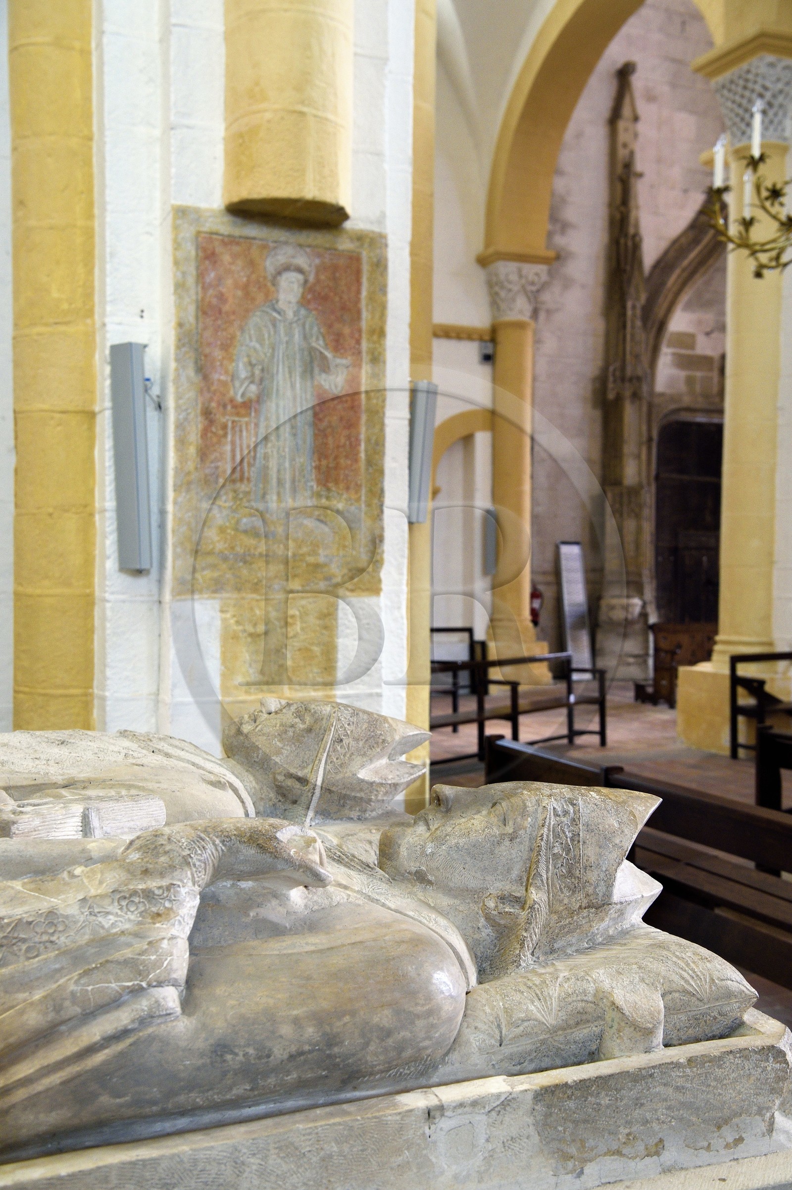 France, Allier (03), ancienne province du Bourbonnais, Souvigny, l'église prieurale clunisienne Saint-Pierre-et-Saint-Paul, nécropole ducale des Ducs de Bourbon, gisants de deux illustres abbés de Cluny devenus Saint Mayeul et Saint Odilon