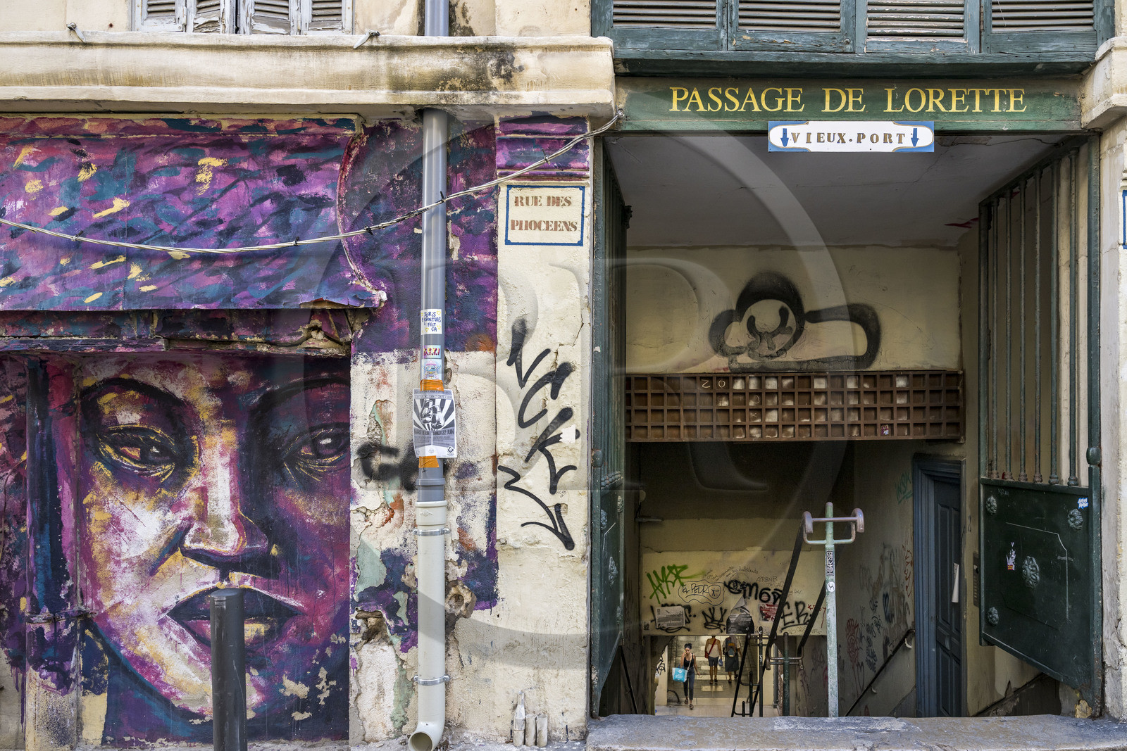 France, Bouches-du-Rhône (13), Marseille, quartier du Panier, le passage de Lorette qui permet de rejoindre l'avenue de la République et le Vieux Port