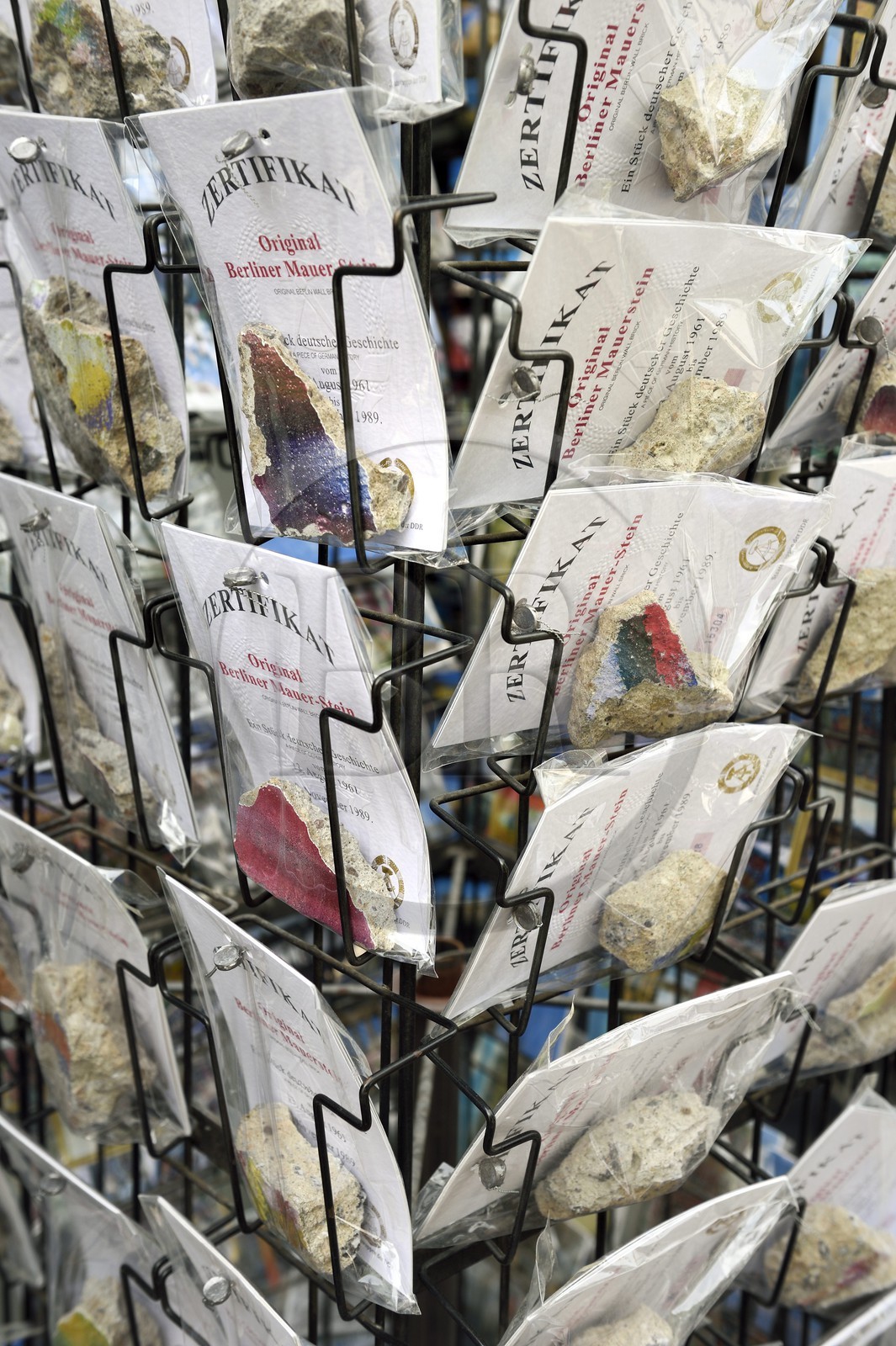 Allemagne, Berlin, fragments du mur de Berlin vendus comme souvenirs