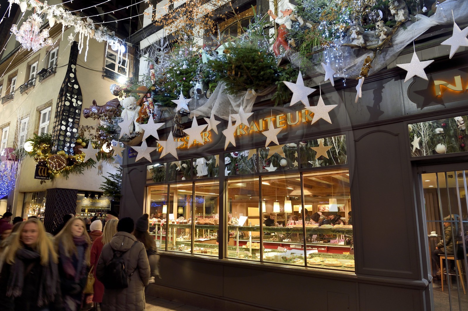 France, Bas-Rhin (67), Strasbourg, vieille ville classée au Patrimoine Mondial de l'UNESCO, vitrine de la patisserie Naegel rue des Orfèvres