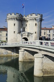 France, Meuse (55), Verdun, Porte Chaussée du XVe siècle, entrée officielle de la cité depuis sa construction, tour défensive du grand rempart qui encerclait la ville au moyen-âge vue depuis la Place de la Nation