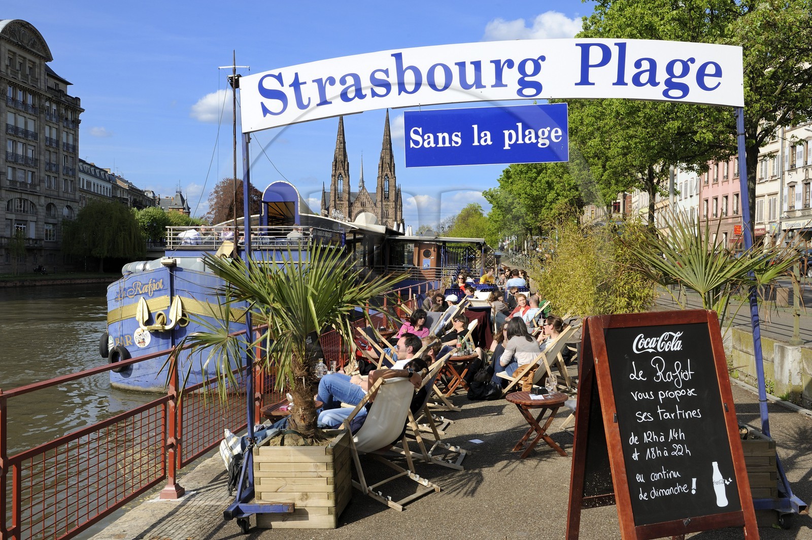 France, Bas Rhin (67), Strasbourg, les nouveaux bistrots péniches sur le quai des Pêcheurs sur les bords de l'Ill