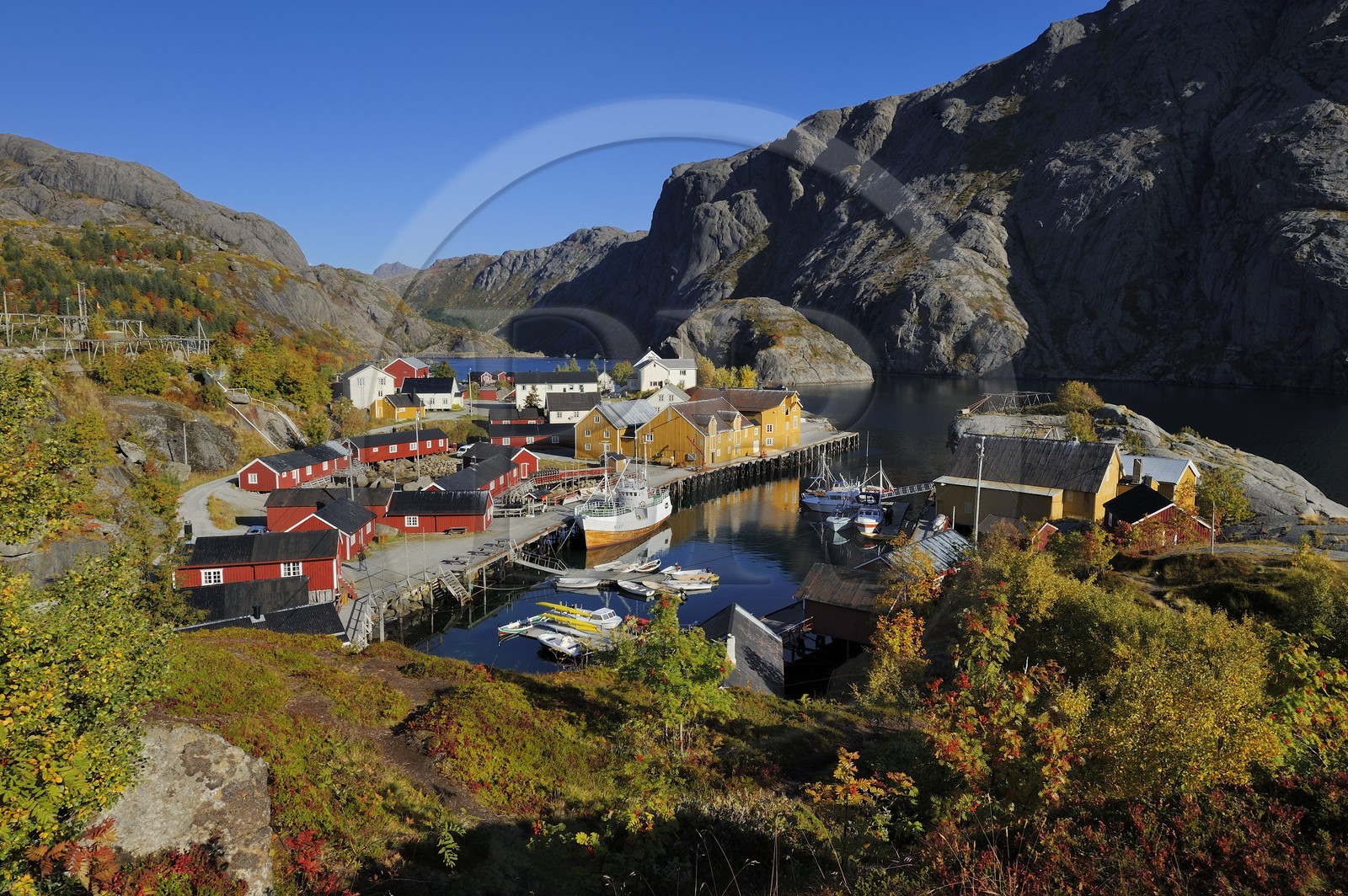Norvège, Nordland, Iles Lofoten, Ile de Flakstadoy, le port du village restauré de Nussfjord