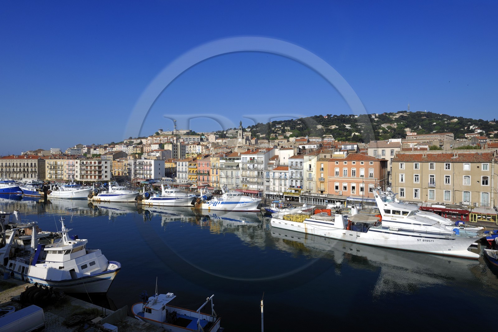 France, Hérault (34), Sète, canal Royal, thonier à quai au pied du Mont Saint-Clair et de l’église décanale saint Louis